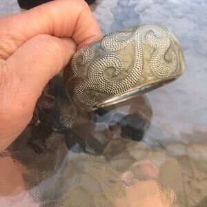 Vintage Women's Frosted Gray Enamel Silver Metal Clamper Bangle Bracelet Paisley